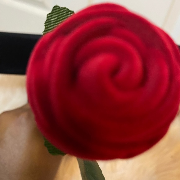 Gold 'MOM' Ring with Rose box - Picture 4 of 6